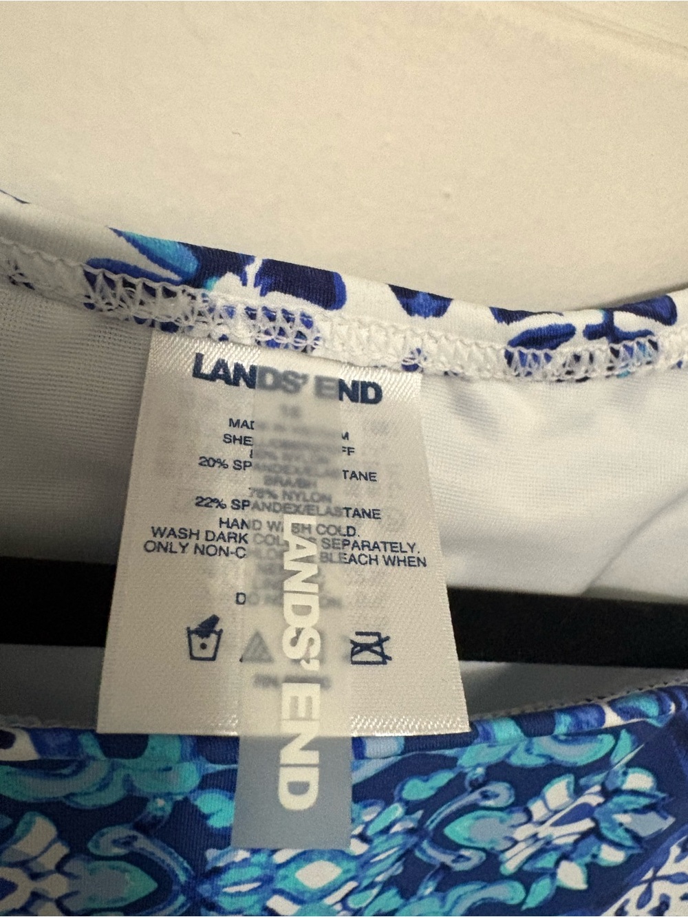 NWT Lands End medallion swim top with shelf bra and UPF 50 - Picture 4 of 5